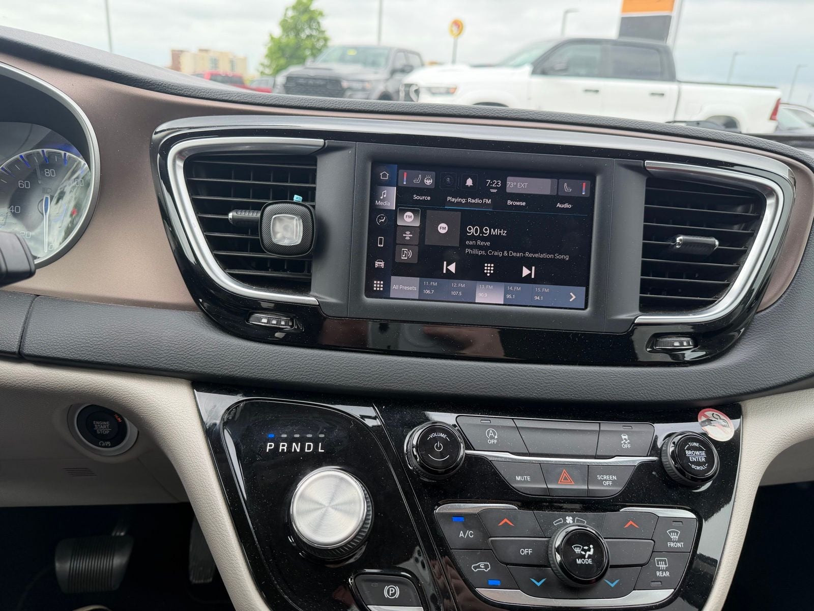 2022 Chrysler Voyager LX