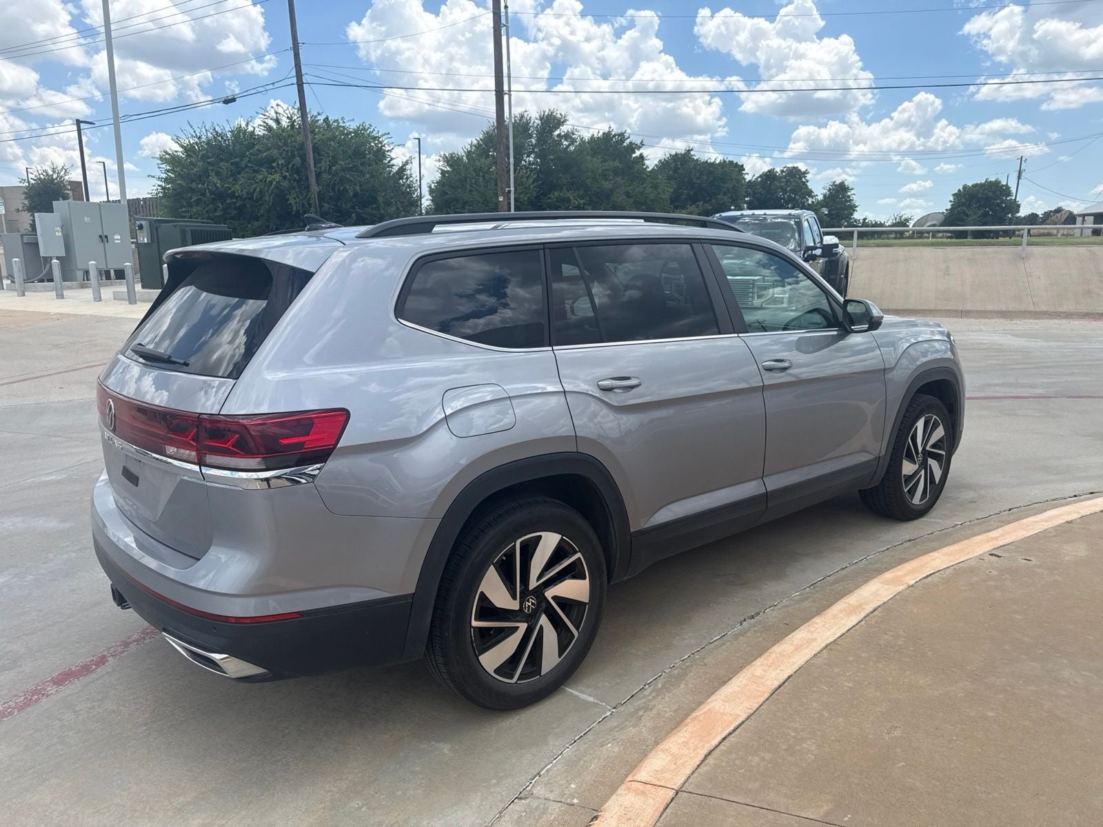 2025 Volkswagen Atlas 2.0T SE w/Technology