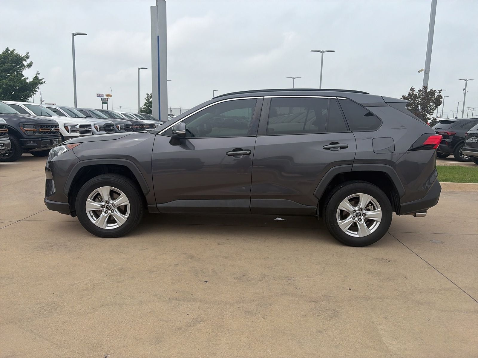Used 2019 Toyota RAV4 XLE with VIN 2T3W1RFVXKW013173 for sale in Terrell, TX