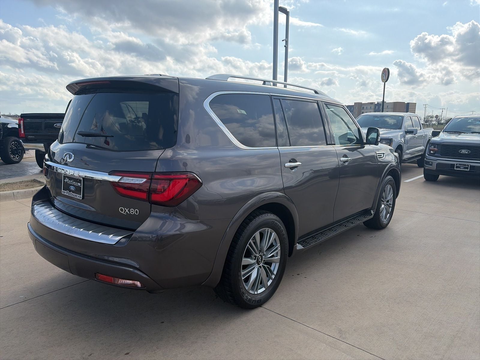 2024 INFINITI QX80 LUXE