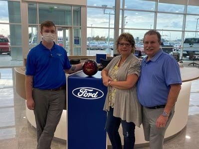 Bill and Karen Uthoff purchased a new 2020 Ford Explorer Platinum Ford in Terrell TX